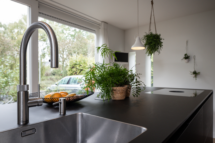Kookeiland met tuinzicht