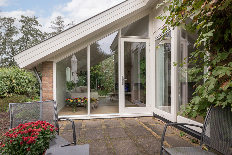 Luiving met toegang tot zonneterras