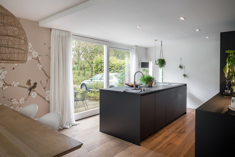 Nieuwe plek voor keuken met tuinzicht